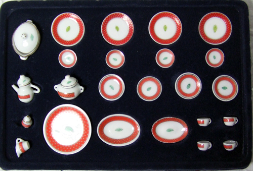 HN 07032 Full dinner set for 4 in a red pattern - Click Image to Close